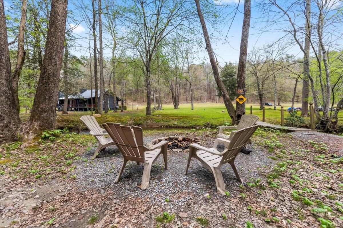 Cozy Cabin Beside Briar Creek, Fire Pit, Wifi Villa Ellijay Bagian luar foto