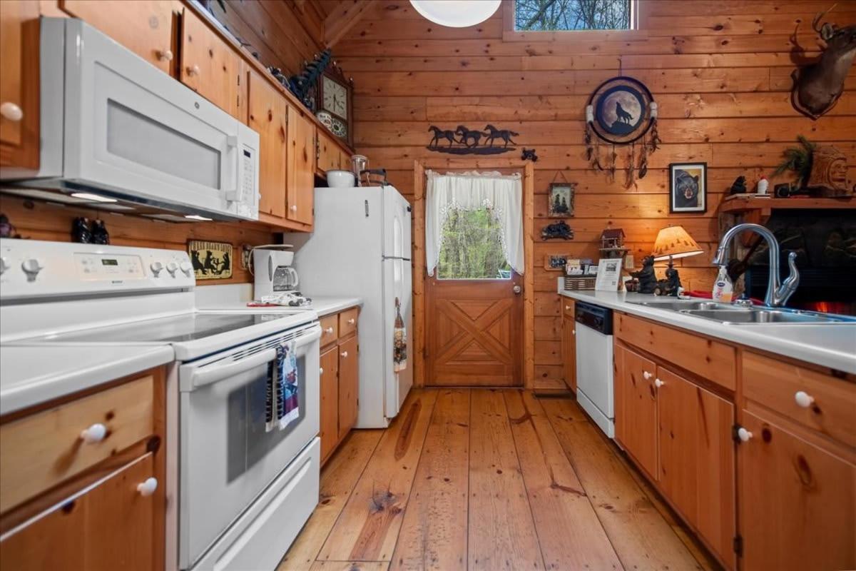 Cozy Cabin Beside Briar Creek, Fire Pit, Wifi Villa Ellijay Bagian luar foto